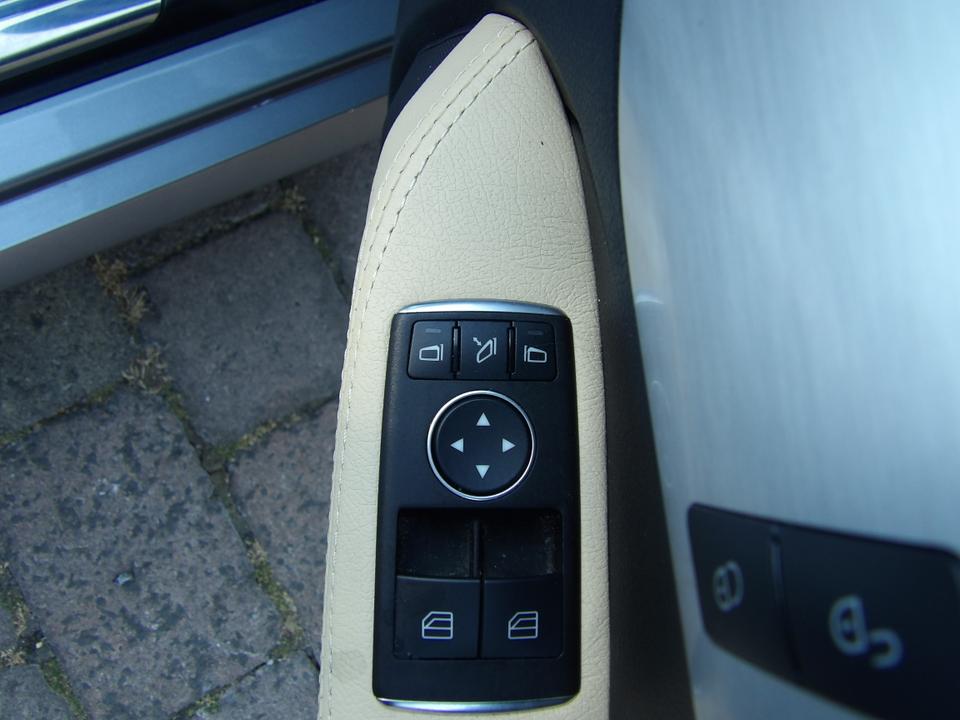 Used Mercedes-Benz SLK YF64CFY 12