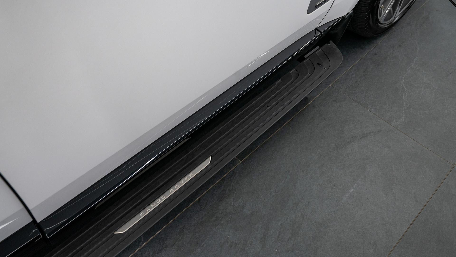 Land Rover Range Rover Photo c96fd97a-fa84-44c9-a1d6-7213cede4e19.jpg