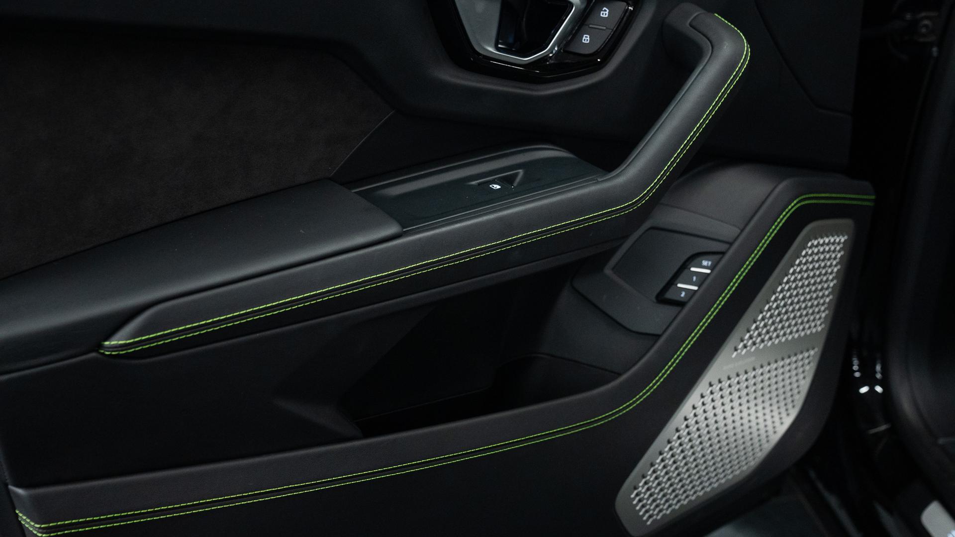 LAMBORGHINI Urus Photo c9838017-7e2a-42dc-a862-4a035b3c71ec.jpg
