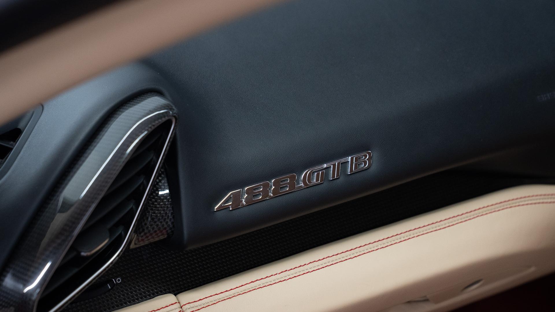 Ferrari 488 Photo c99a5794-2d3b-4dee-989f-2df63bd4f72e.jpg