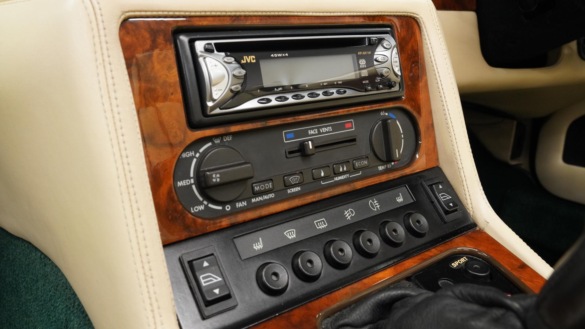 Aston Martin Virage Photo c9bae03f-1891-4964-a5f4-5ce6225e6539.jpg