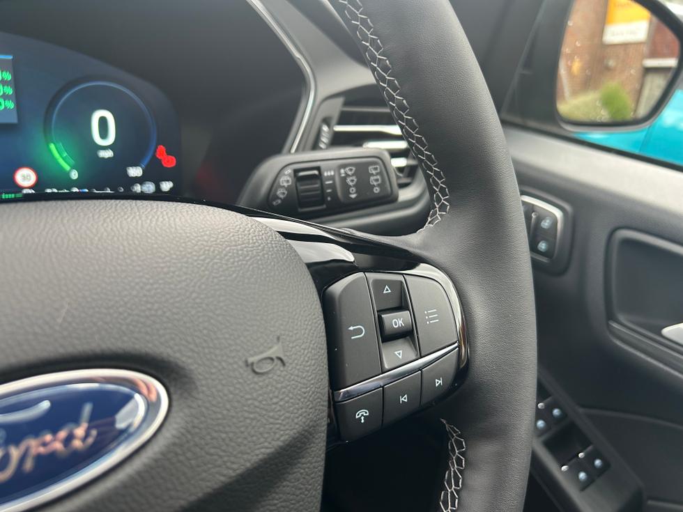 Ford Kuga Photo c9bbe4bc-063e-447a-aa5d-2a3f559d66ba.jpeg