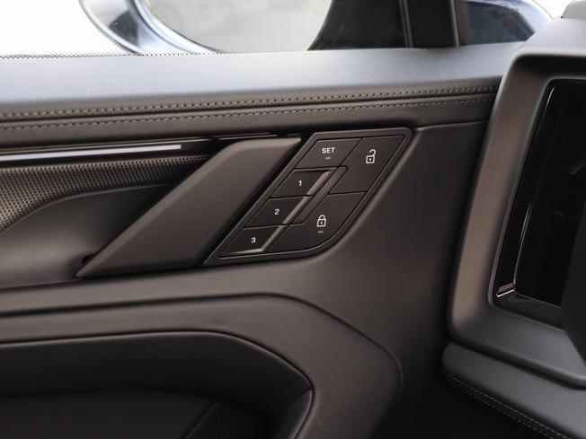 PORSCHE Cayenne Electric Photo 23