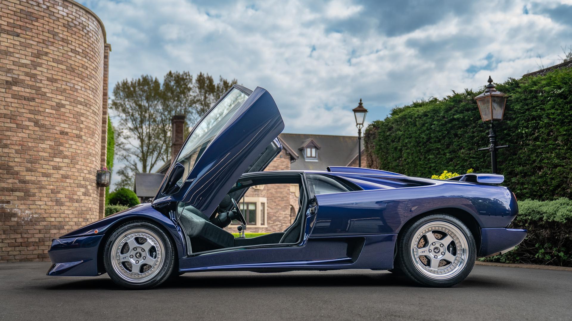 LAMBORGHINI Diablo Photo ca1e6fb3-a5c6-463d-96b2-52d2b50a9691.jpg