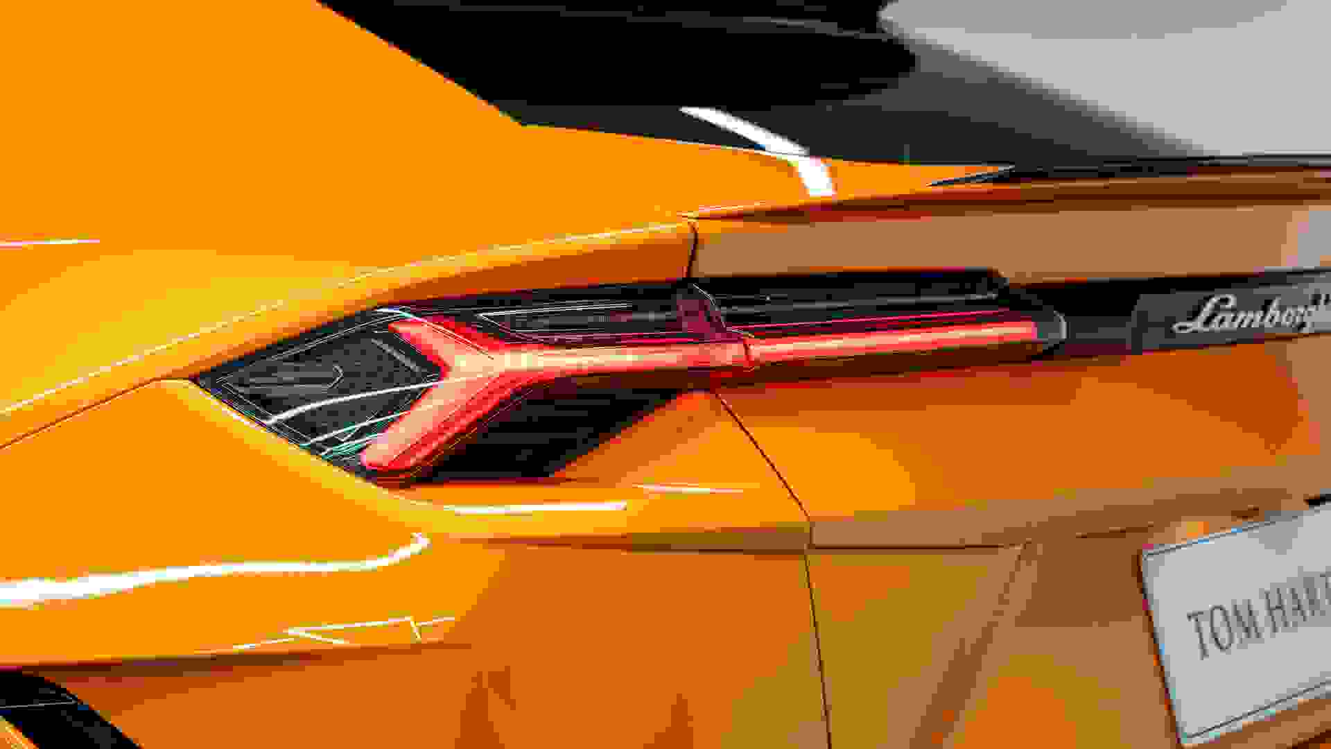 Lamborghini Urus S Photo ca8eaa55-3f10-4619-ad72-8d537d67b25b.jpg