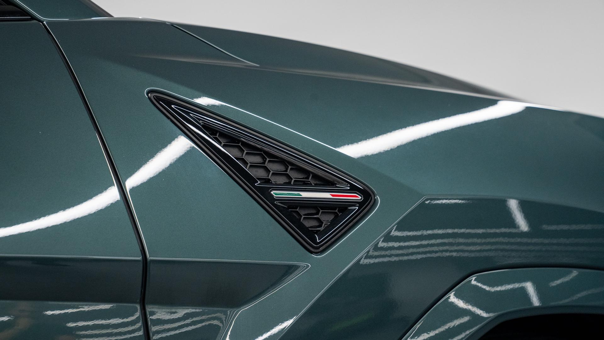 LAMBORGHINI Urus Photo cb52426e-8131-427a-bf66-bc78fea0f42d.jpg