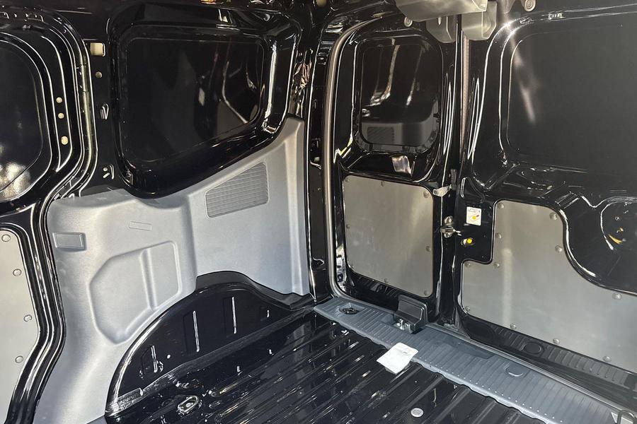 Ford E-TRANSIT COURIER Photo cb7a6ecf-cbd2-4923-9b21-c1200c2ed1bc.jpg