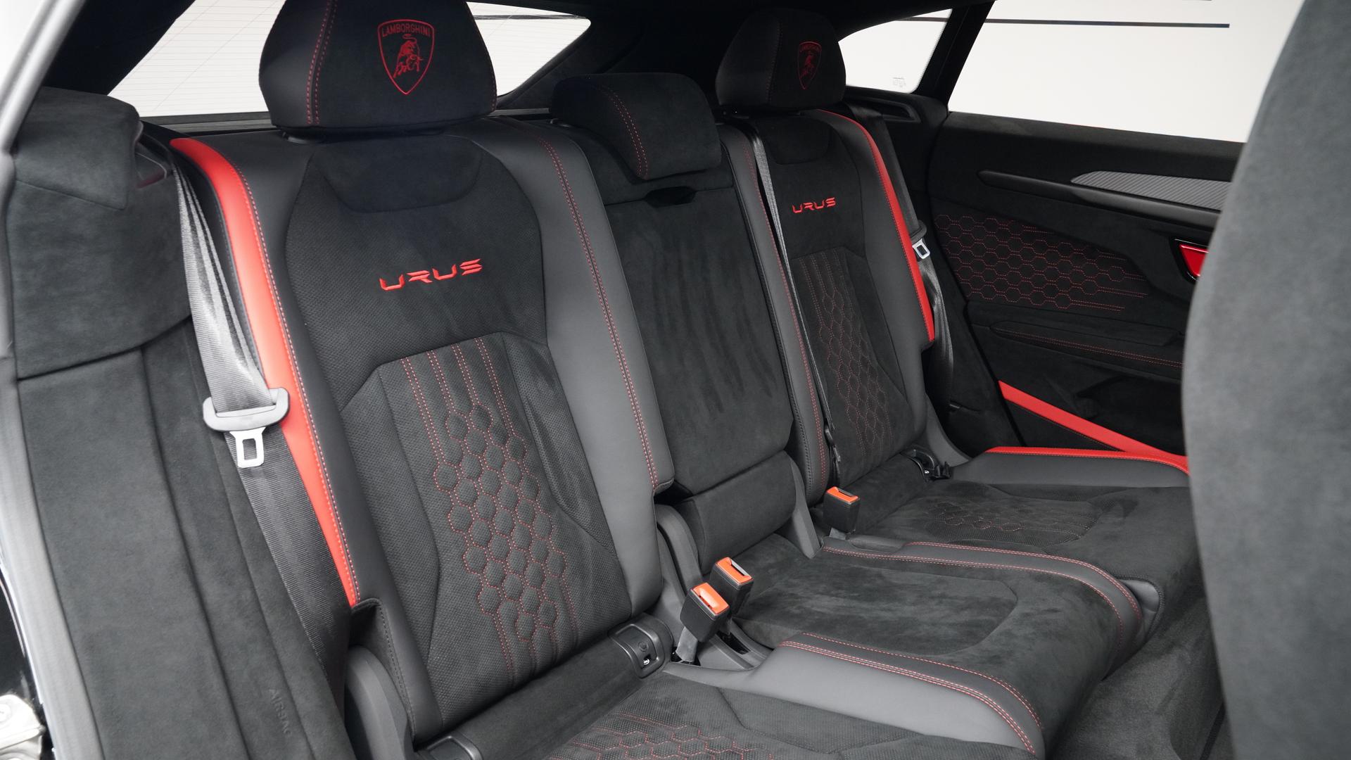 LAMBORGHINI Urus Photo cb919ddc-f40d-403e-9b1c-cb03e8dad35c.jpg