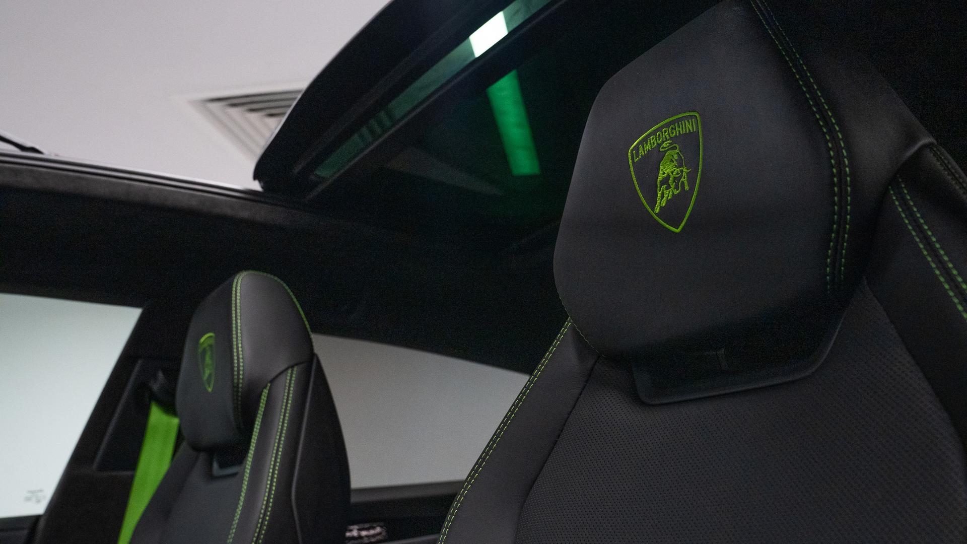 LAMBORGHINI Urus Photo cb995fec-6336-4cc3-b160-d2693f586894.jpg