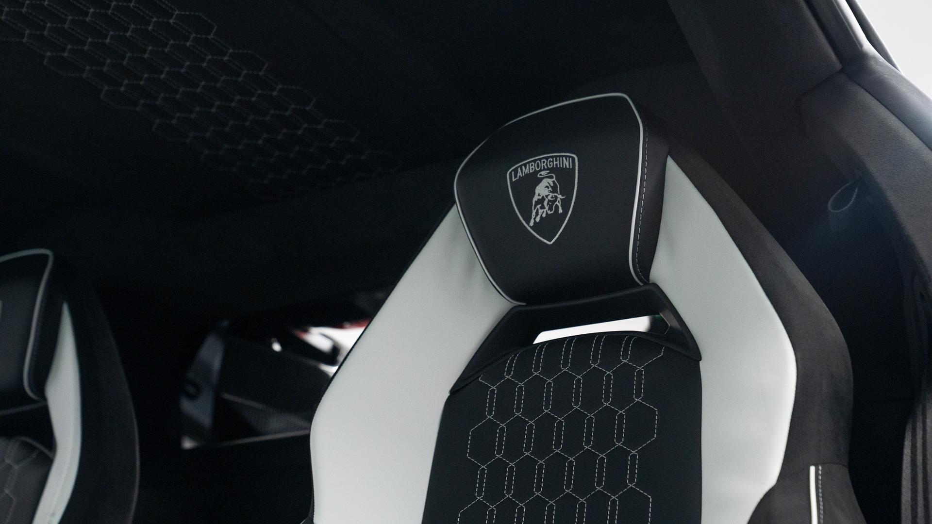 LAMBORGHINI Revuelto Photo cc1900a9-b8b7-4de8-a5da-423f94c552b6.jpg