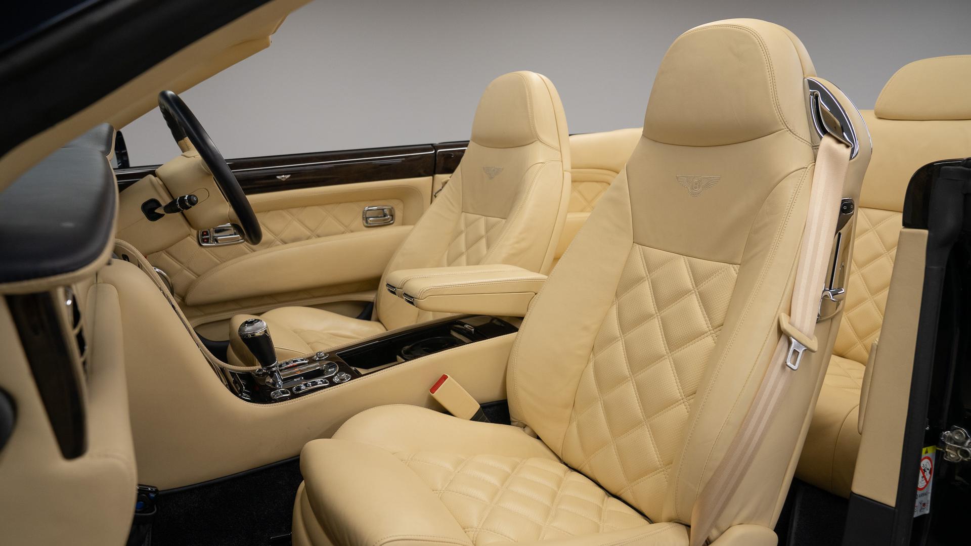 Bentley Azure Photo cc2a798b-db4b-48b0-87cf-6246bacb500a.jpg