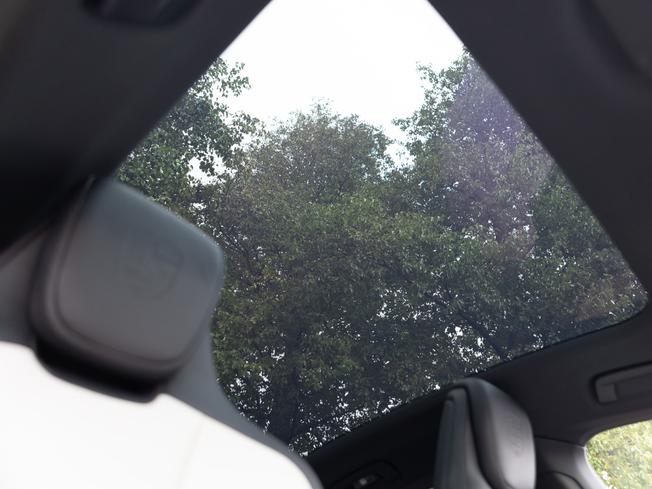 PORSCHE Taycan Photo 15