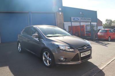 None FORD FOCUS 1.6T ECOBOOST TITANIUM HATCHBACK 5DR PETROL MANUAL EURO 5 S S 150... photo