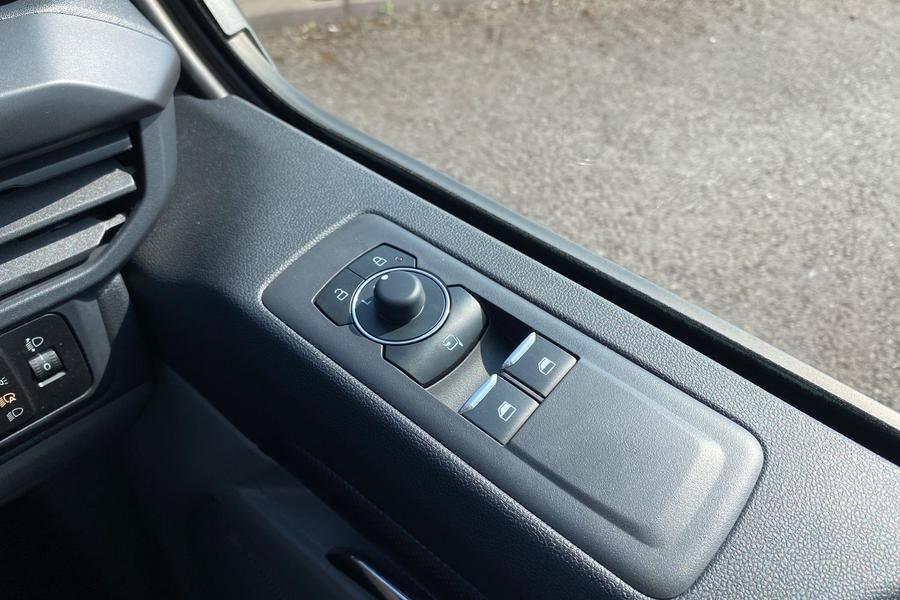 Ford TRANSIT CUSTOM Photo cc6bb81e-7b4b-4340-9fd6-af401a318752.jpg