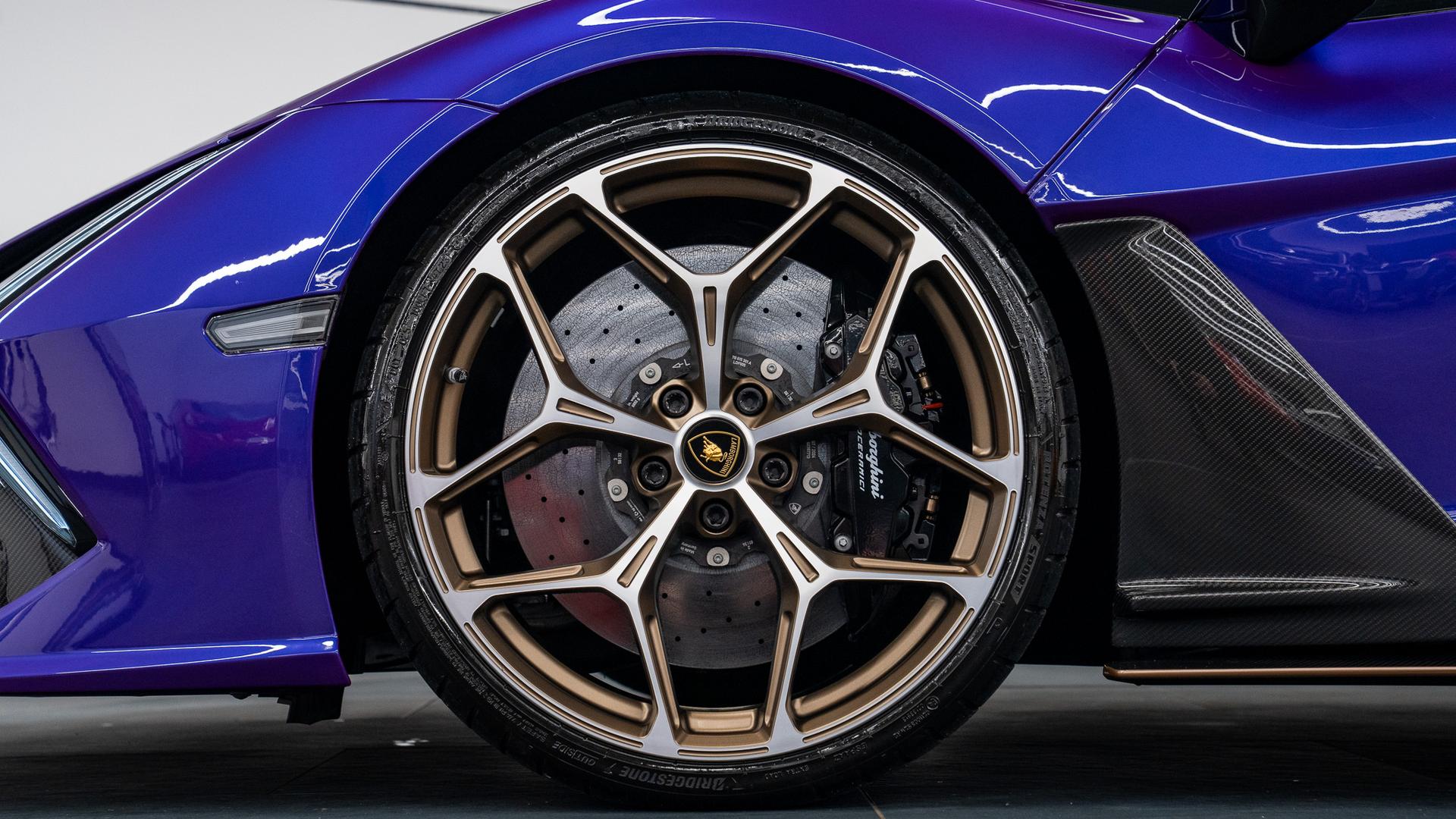 LAMBORGHINI Revuelto Photo cd2f3423-f8a6-4864-82f8-93584a7873ec.jpg
