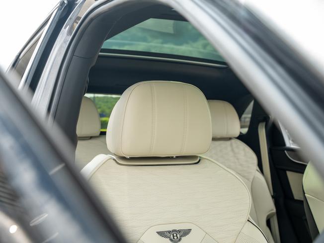 BENTLEY Bentayga Photo 23