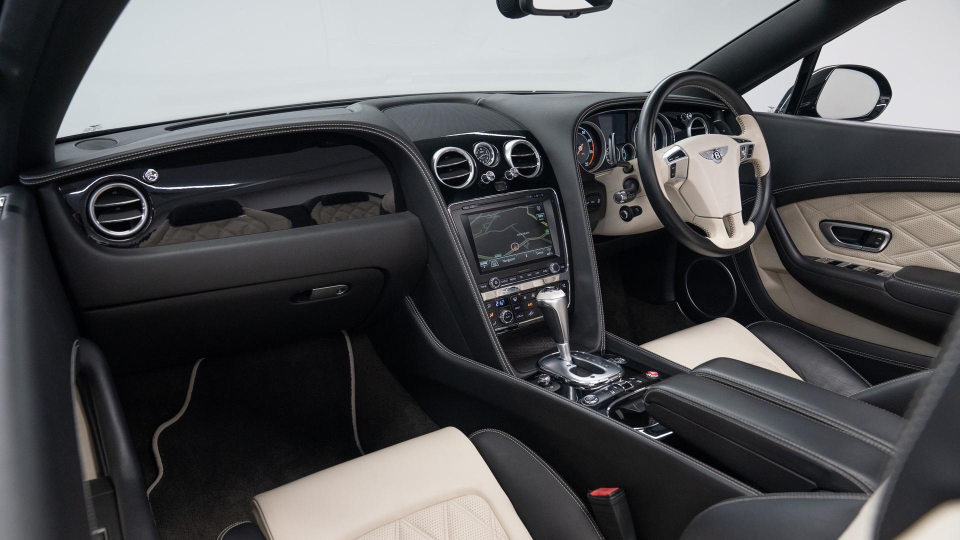 Bentley Continental GTC Photo cde128f1-3cbf-4d93-8042-657af1fa777b.jpg