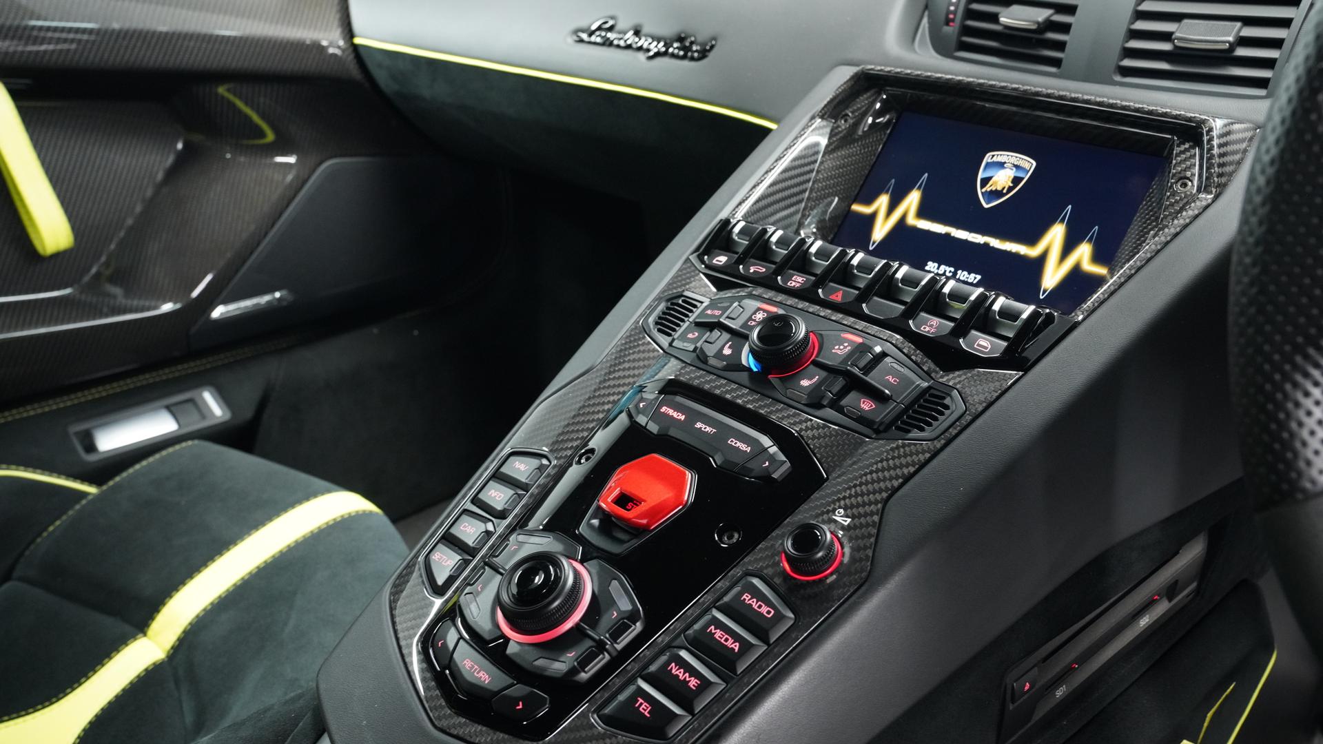 LAMBORGHINI Aventador Photo ce70ccef-5108-4125-88d8-f3fb3c9be5aa.jpg