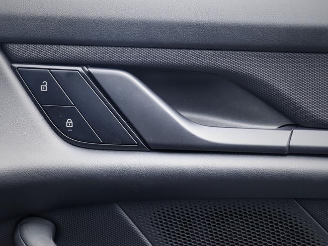 PORSCHE Taycan Photo 18
