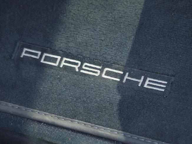 PORSCHE Taycan Photo 40