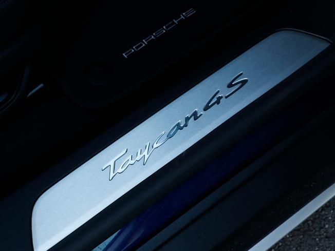 PORSCHE Taycan Photo 23