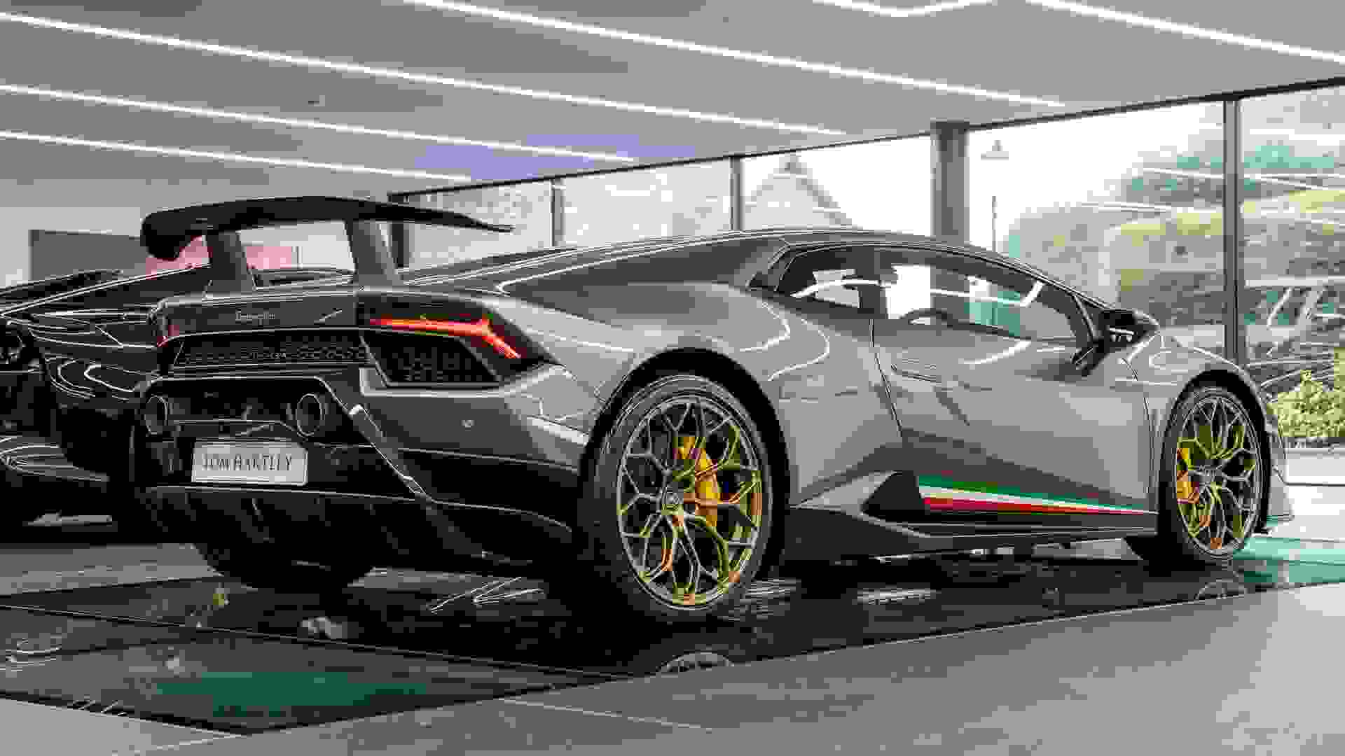 Lamborghini Huracan Photo cebb3f52-5740-4b61-8cc5-20e58a776f09.jpg