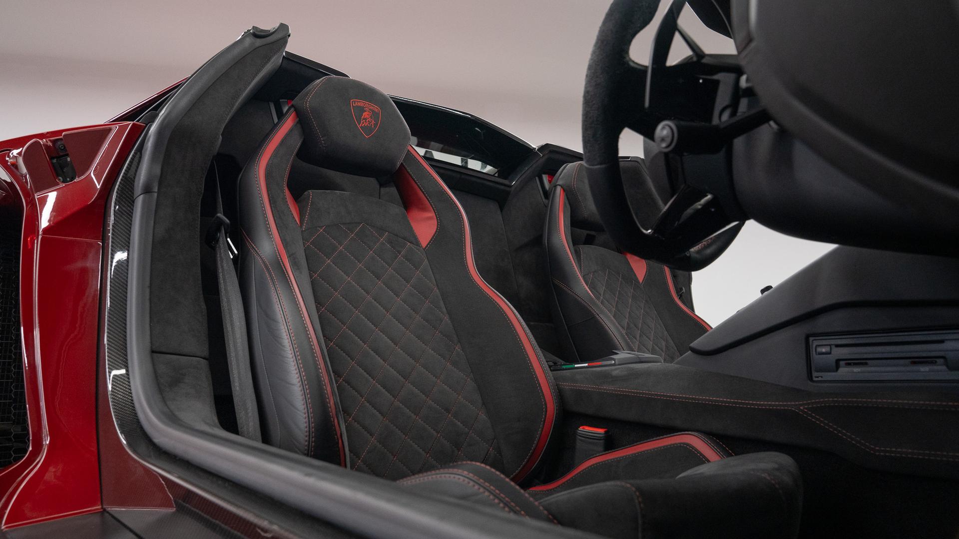 LAMBORGHINI Aventador Photo cecadb9f-d7f5-4dea-8b86-a5f5ae7ce796.jpg