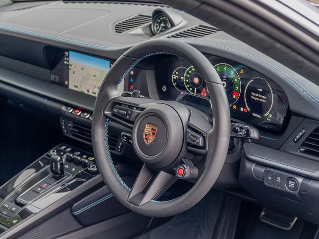 PORSCHE 911 Photo 8