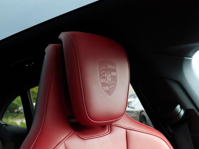 PORSCHE Taycan Photo 17