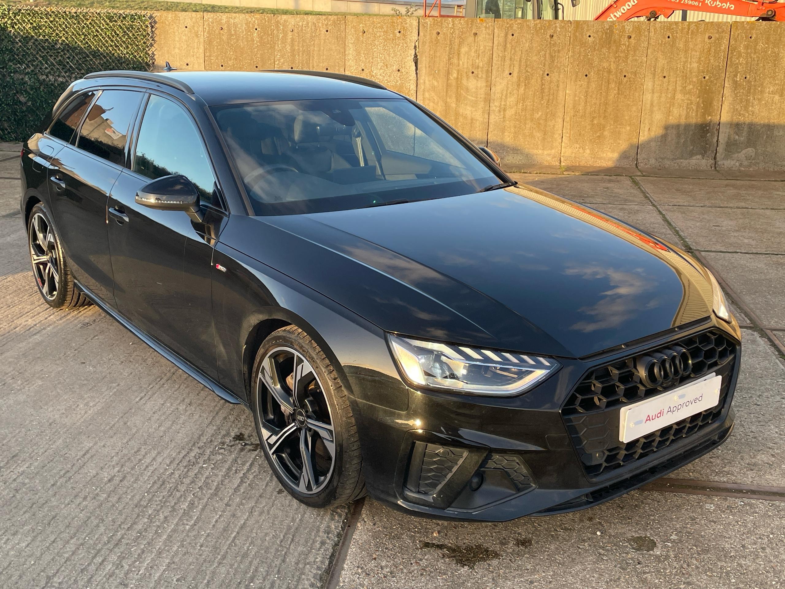 Brand New Audi A4 Avant Black Edition 40 TFSI 204 PS S-tronic