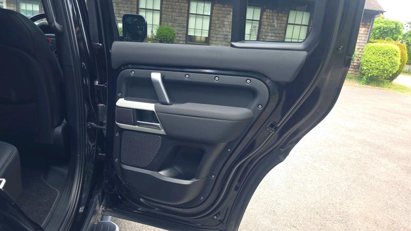 Land Rover Defender 110 Photo cohere-0828645f539c7c0ed0354a08d051c3c01c1b2939.jpg
