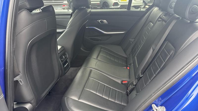BMW 3 Series Photo cohere-0aebe956f3f873669de922b193b76a4523f8376d.jpg