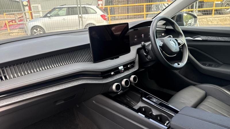 Skoda SUPERB Photo cohere-0b16bb098c126259789002cf2f7111f6745725a5.jpg