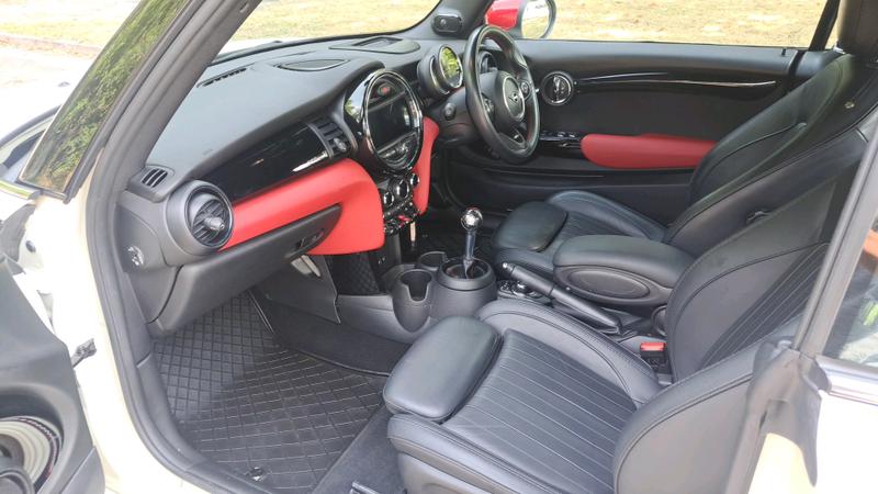 Mini Convertible Photo cohere-1eeeabab2b893e9986dd6977b8dc62617e8bb36e.jpg