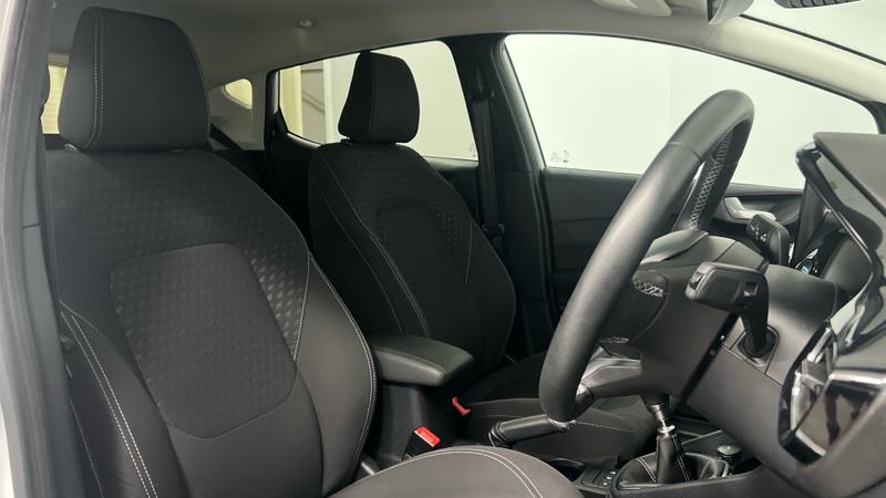 Ford FIESTA Photo cohere-272240ae0bc353b552fdcd14c083c4c680cd26af.jpg