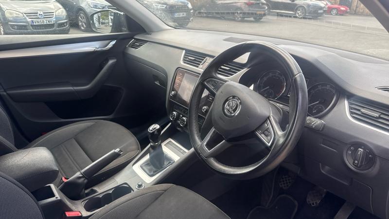 Skoda OCTAVIA Photo cohere-28f3bc7f2c594e3dab92a6d7376a8970b55f9d4e.jpg