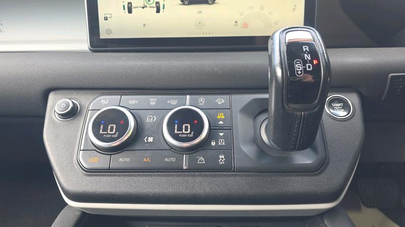 Land Rover Defender 110 Photo cohere-363eb9c476571296a2f74d73f87f56d1f5171793.jpg
