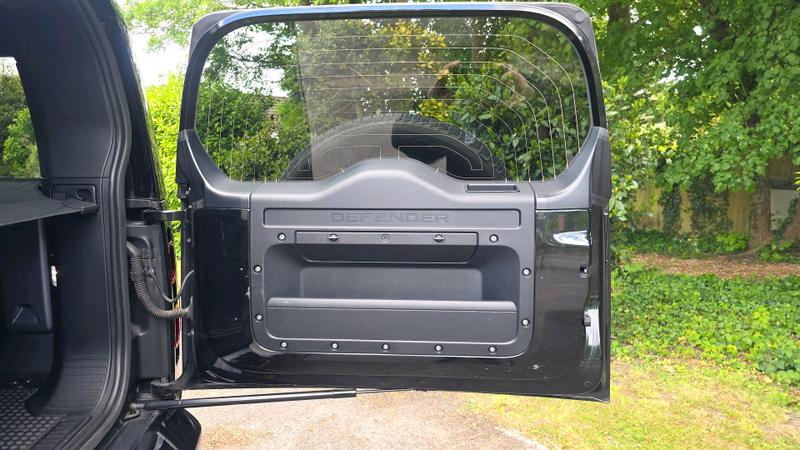 Land Rover Defender 110 Photo cohere-379ae32afed0380c9713815285cf728ebab3ab6e.jpg