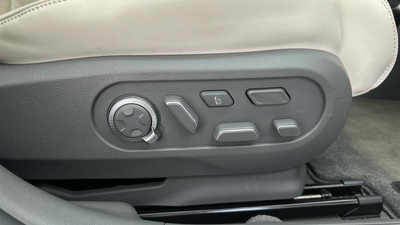 Genesis GV60 Photo cohere-39f678ba0401c02bc719bf0179942de722bf86c9.jpg
