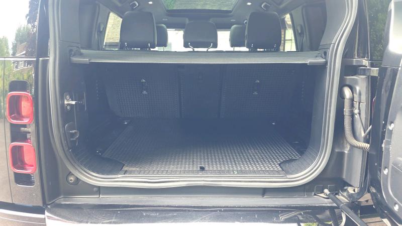 Land Rover Defender 110 Photo cohere-3fd286376eeec8c68606e44879a64f999836cc06.jpg