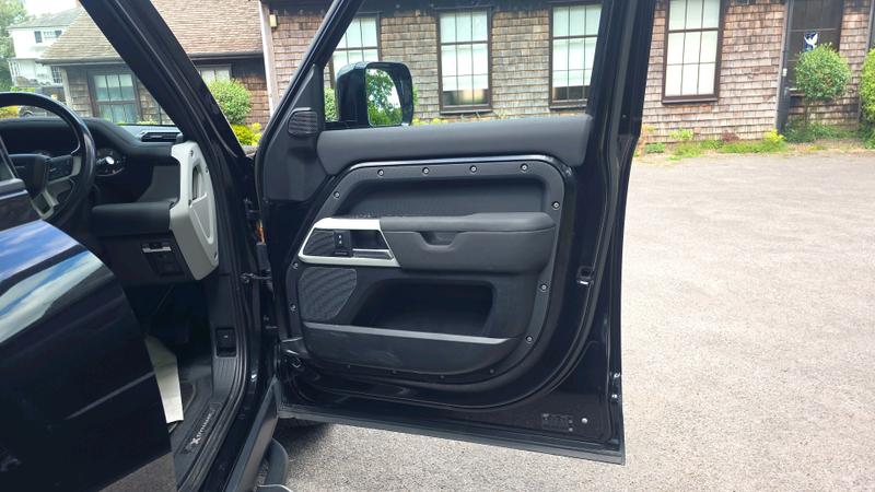 Land Rover Defender 110 Photo cohere-420a8fe90ca5225033dc11e455722fc7c61b4f15.jpg