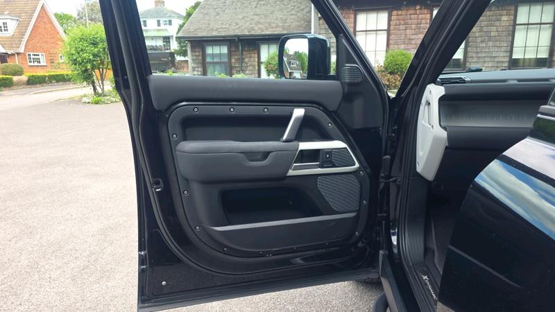 Land Rover Defender 110 Photo cohere-467a62315b98d68a881b30944c28e5174274804a.jpg