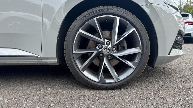 Skoda SUPERB Photo cohere-4a8486faf7c490f363d1d96a669419619ee1ac14.jpg