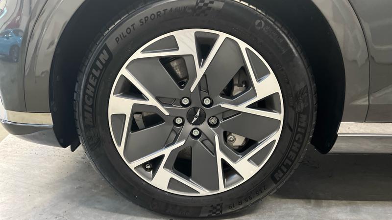 Genesis GV70 Photo cohere-4b2677611870b464f5208c0ac569bf5dbc47e781.jpg