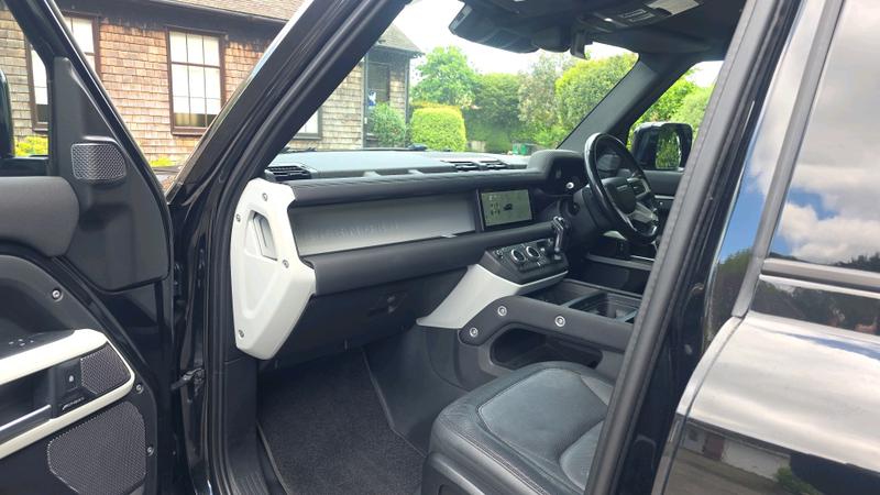Land Rover Defender 110 Photo cohere-5c42efd1bb1a3baec49cce14b17f539c69dc9a7e.jpg