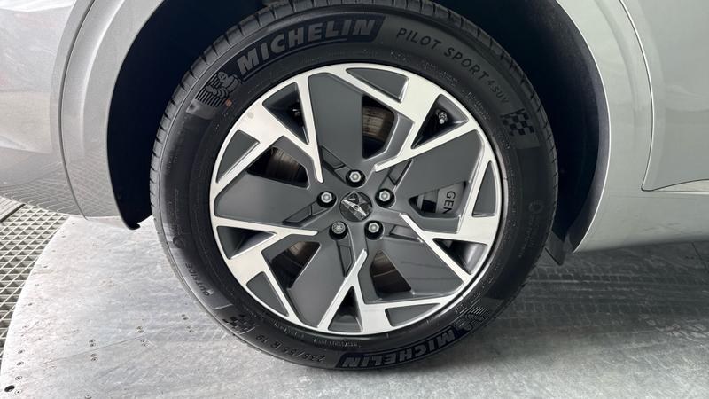 Genesis GV70 Photo cohere-69ac2b581b53d491403b90ec80d1d5765e85a200.jpg