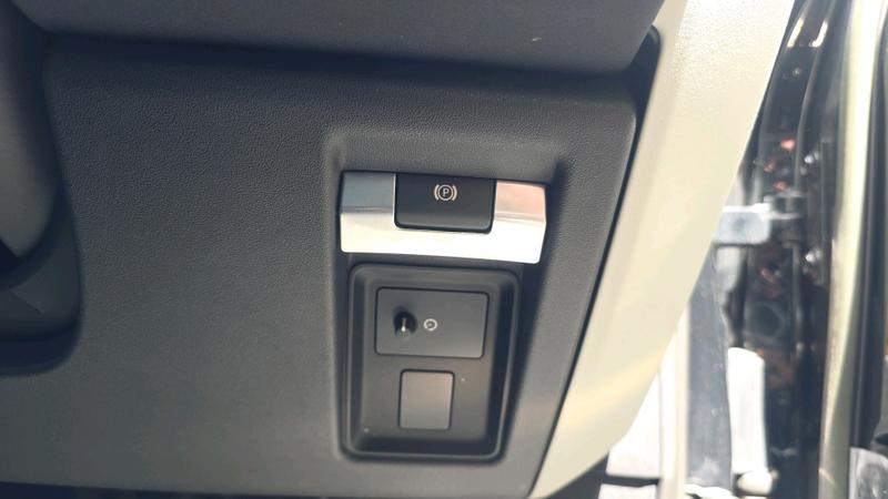 Land Rover Defender 110 Photo cohere-72de79f2d2423cc6f18d0717c293295190f451c6.jpg