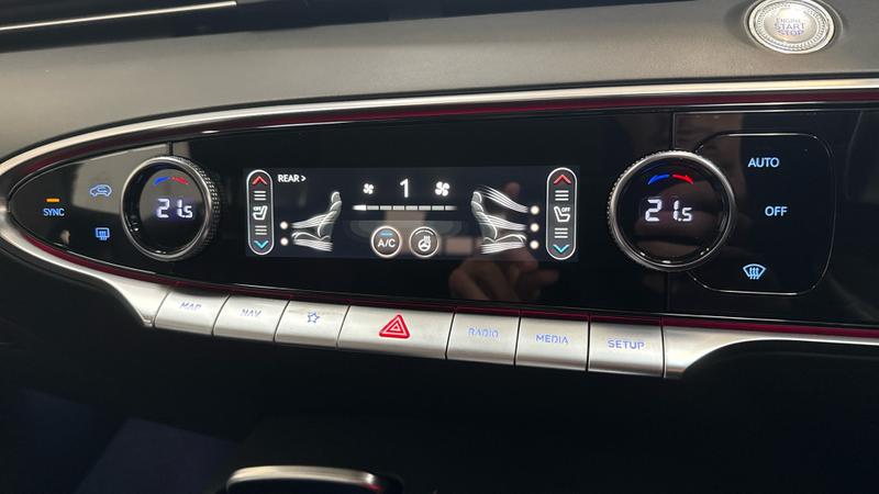 Genesis GV70 Photo cohere-796e1766e1cdbd5e3e3e1c2f0048f58cf0f4d1eb.jpg
