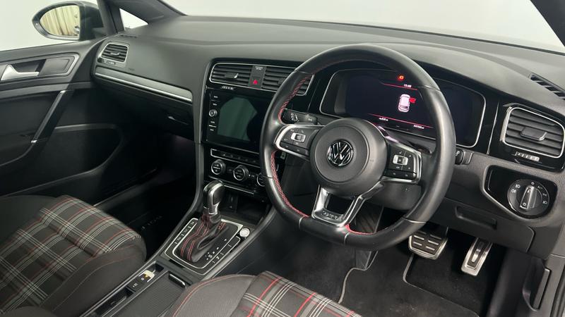Volkswagen GOLF Photo cohere-7f496b25acd9ff001871b191c0d31142028d1b37.jpg