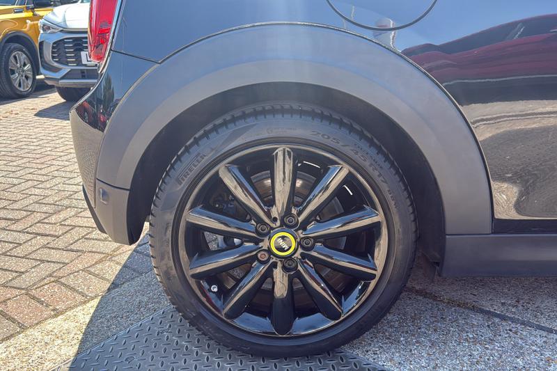 MINI Electric Hatch Photo cohere-8754252b53e72cfc147fbd35b190fb0dec1c015d.jpg